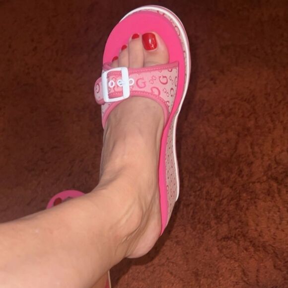 🩷 GUESS fuchsia, pink white monogram, buckle, open toe wedge sandals, size 7.5 - Picture 2 of 9